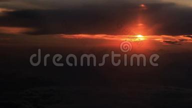 太阳盘在天线上的云上，在太阳落山时，从航空船上飞出